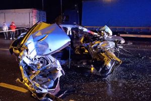 Un tanar si-a pierdut viata, dupa ce masina in care se afla a intrat intr-un tir