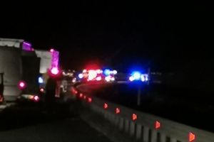 FOTO. Accident MORTAL pe autostrada A1 Sebeş-Sibiu. Un microbuz s-a răsturnat în şanţ