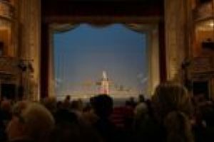 Revoluţia, din nou la Operă! „Călăii se plimbă astăzi liberi şi iau pensie specială!”