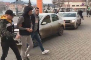 Foto/VIDEO: Hoţii care au comis un val de spargeri la Alba Iulia, REȚINUȚI de poliţişti. Cum intrau în apartamente