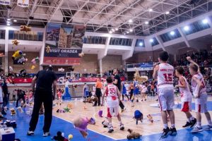 Orădenii, îndemnaţi să ducă jucării de pluş la meciul de duminică seara al echipei de baschet CSM CSU Oradea