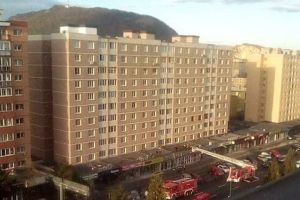 Bătrân mort, după ce a căzut de la etaj