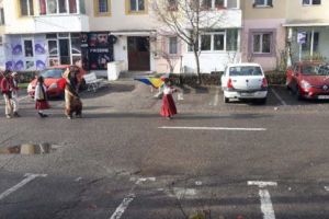 „Mascaţii” şi-au făcut apariţia prin cartierele Piteştiului