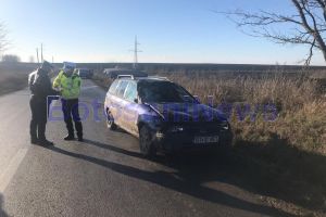 FOTO Accident la Botoşani! Un bărbat s-a răstunat cu maşina pe un drum judeţean