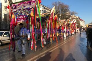 FOTO&VIDEO! Paradă impresionantă de datini şi obiceiuri pe străzile din Botoşani