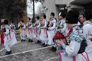 Nu uitaţi! Căiuţii, urşii şi caprele, prezenţi pe străzile din Botoşani la Festivalul datinilor şi obiceiurilor