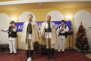 FOTO-VIDEO. Concert extraordinar de colinde la Câmpeni,  susţinut de artişti renumiţi din judeţul nostru