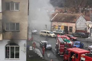 Panică într-un bloc din Beclean unde a izbucnit un incediu. 30 de persoane, evacuate
