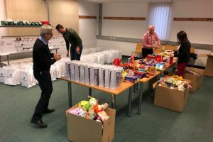 FOTO. DRÄXLMAIER, peste 100 de pacheţele pentru copiii din centrele de plasament