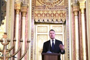 Presedintele Klaus Iohannis, la ceremonia de Hanuka: Raman profund angajat in pastrarea si onorarea memoriei suferintelor persoanelor persecutate din motive etnice