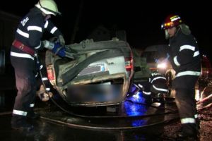 Porţi distruse şi un autoturism răsturnat în curtea unui imobil din comuna Tomeşti