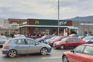 Foto ȘTIREA TA. Coada din perioada comunistă se pare că n-a dispărut nici măcar în faţa simbolului capitalismului american