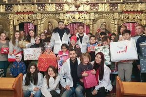 FOTO. Peste 400 de copii nevoiaşi din judeţul Satu Mare, cadouri de la Ajutoarele lui Moş Crăciun