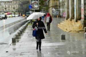 ANM: Informare de precipitaţii moderate cantitativ şi intensificări ale vântului, valabilă de duminică după-amiaza până marţi