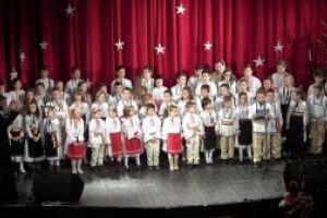 La Festivalul de Colinde şi Obiceiuri de Iarnă CRĂCIUNUL LA ROMÂNI, „glasurile tuturor celor prezenţi s-au împletit într-un singur singur fir, cel al dăinuirii neamului românesc”