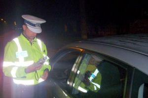 Topliţean fără permis, la volanul unui autoturism cu numere false