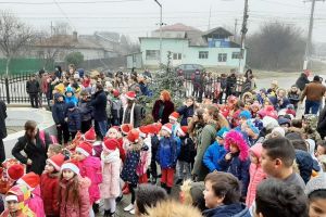 Moş Crăciun a venit la toţi copiii din Poiana