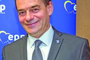 Orban a luat-o pe arătură: închide Protecţia Consumatorilor!