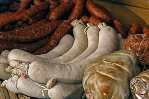 Ce bunătăţi de Crăciun trimit oamenii din comuna din Alba cu cei mai multi locuitori plecaţi peste hotare, pentru rudele lor de departe