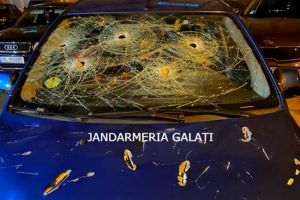 Într-un acces de furie, şi-a distrus propria maşină cu toporul şi ciocanul