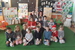 Primarul din Berchişeşti, Violeta Ţăran, l-a ajutat pe Moş Crăciun să ofere daruri ...