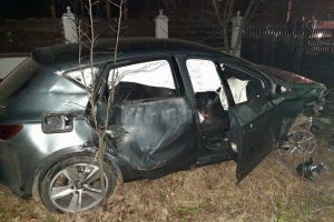 Băut şi fără permis, a lovit un cap de pod şi un gard şi a ajuns la spital împreună cu ...