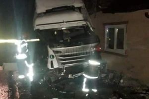 Un tir a aterizat într-o casă din Vama