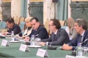 Guvernul loveşte puternic în bugetari, dar face un cadou URIAȘ marilor companii şi băncilor