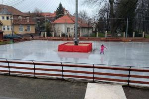 Deşi temperaturile sunt ridicate, patinoarul este deschis, iar gheaţa perfectă