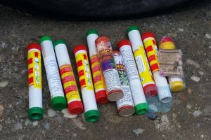 De sezon – Aproape 3.000 de petarde confiscate din Târgul Obor