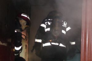 O adolescentă dintr-un sat din Bihor a ajuns la spital, după ce a încercat să aprindă focul în sobă, cu benzină