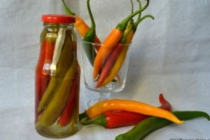 Master Chef de Vaslui! Un bloc întreg a fost EVACUAT după ce un bărbat a pus 20 de ardei iuţi în cuptorul cu microunde