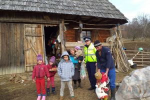 ”Dar din dar se face rai” şi poliţiştii au dus daruri de Crăciun la 80 de persoane din 11 localităţi (FOTO)