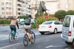 Bicicliştii care încalcă regulile de circulaţie vor fi mai blând pedepsiţi