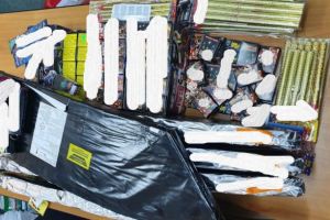 Aproape 22.800 de articole pirotehnice confiscate de către poliţiştii din Alba, în urma efectuării unei percheziţii domiciliare. Mai multe persoane s-au ales cu dosar penal