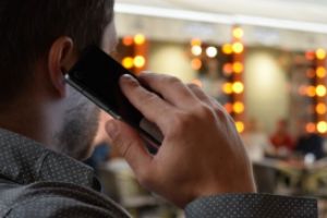 S-a intamplat in Baia Mare: I s-a furat telefonul in timp ce era intr-o conversatie