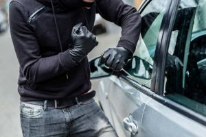 Doi spărgători de maşini au atacat un şofer în trafic în Oradea!