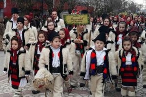 Copiii dumneavoastră se pregătesc să meargă la colindat? Sfaturi de la Poliţia Română