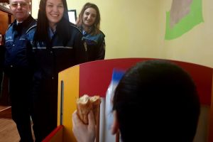 Poliţiştii teleormăneni l-au ajutat pe Moş Crăciun să ajungă la copii