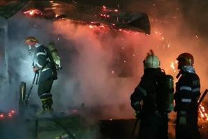Incendii devastatoare: un om a murit şi o familie a rămas pe drumuri