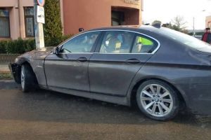 FOTO: Un autoturism BMW s-a oprit într-un stâlp de pe bulevardul Bucureşti