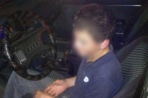 Minor de 14 ani, prins în timp ce conducea o maşină în judeţ!