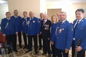 FOTO. Cel mai bătrân jandarm din judeţ, sărbătorit la 98 de ani! Reîntâlnire plină de emoţii