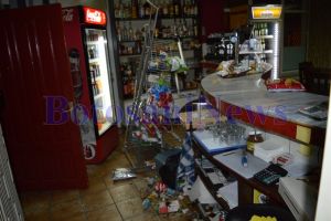 Un tânăr a făcut ravagii într-un bar din Botoşani. A lovit o persoană şi a distrus un geam şi o uşă