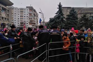 FOTO&VIDEO! Sute de copii au stat la rând pentru a primi dulciuri de la Moş Crăciun