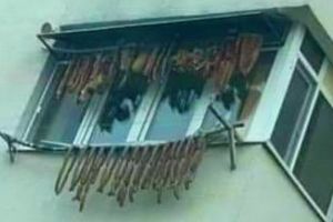 „Decoraţiuni” de Crăciun: un român şi-a expus pe balcon slănina şi cârnaţii