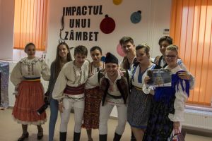 Impactul unui zâmbet: Elevii Colegiului Economic din Oradea au strâns bani pentru o fetiţă bolnavă (FOTO)