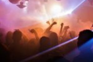 Ai chef să petreci? Yaya Club din Reşiţa nu te lasă să dormi şi te cheamă la party de Crăciun!