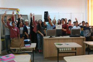 Asociaţia „Ateliere Fără Frontiere” a donat 450 de calculatoare şcolilor din comunităţi defavorizate