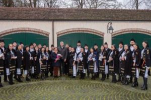 FOTO: Colindători din Rîciu la Castelul Regal din Săvârşin!